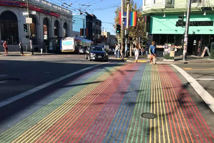 カストロの特徴的な虹色の横断歩道。