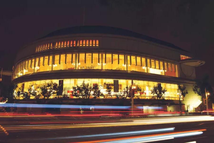 路过的车辆发出的光映在夜晚路易丝·M .戴维斯交响音乐厅的外观。