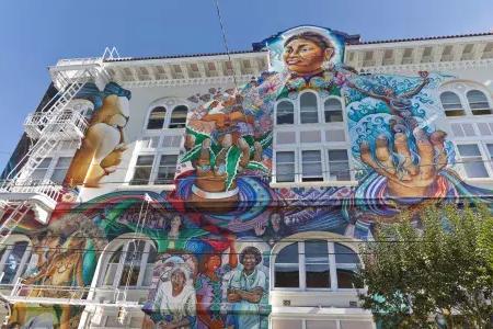 サンフランシスコの教会区にあるウィメンズビルの側面には、色鮮やかで大規模な壁画が描かれています。
