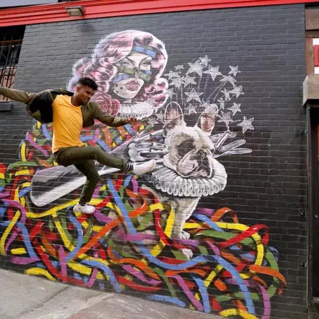 L'artista Serge Gay Jr. davanti a uno dei suoi tanti murales.